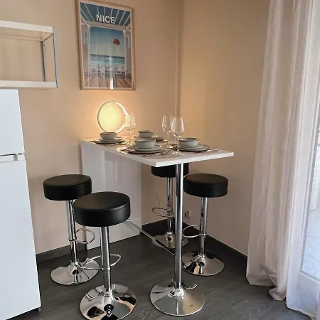 élégant Avec Balcon Près De La à Nice