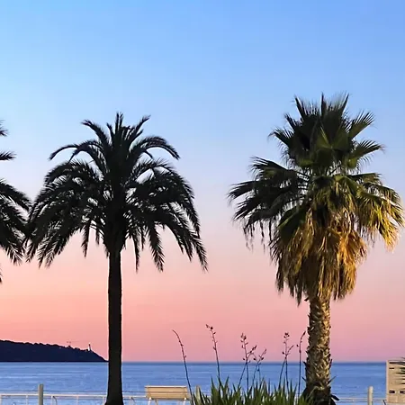 Апартаменты Elegant Avec Balcon Pres De La A *