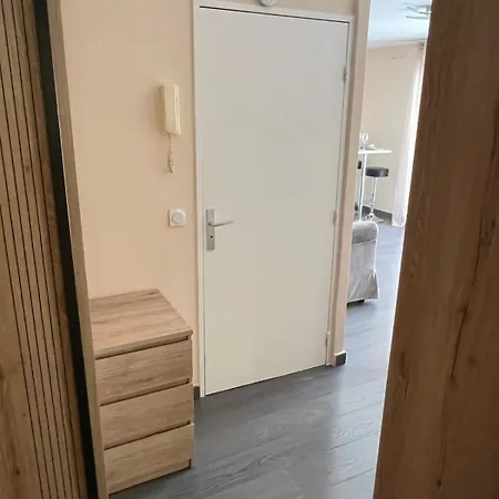 아파트 Elegant Avec Balcon Pres De La A *
