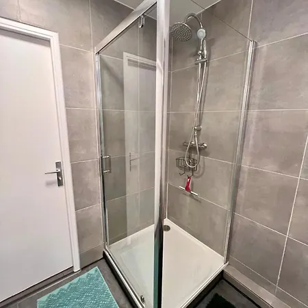 élégant Avec Balcon Près De La à *