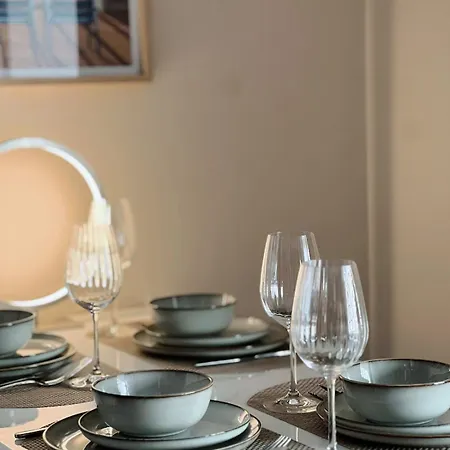 Elegant Avec Balcon Pres De La A * نيس