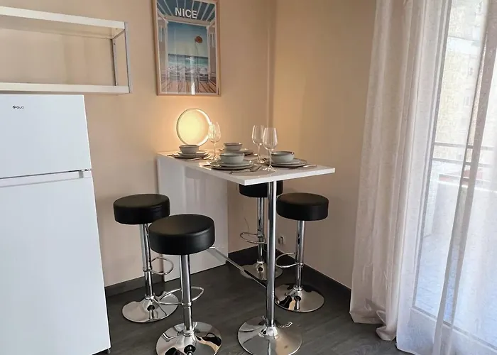 Elegant Avec Balcon Pres De La A ניס