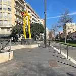 élégant Avec Balcon Près De La à