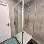 élégant Avec Balcon Près De La à *