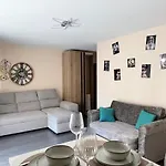 élégant Avec Balcon Près De La à